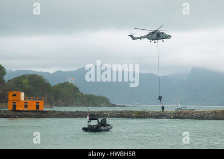 Langkawi, Malaisie. Mar 20, 2017. Les forces spéciales de la Malaisie un groupe terroriste tempête simulée en collaboration avec LIMA Expo Crédit : Chung Jin Mac/Alamy Live News Banque D'Images