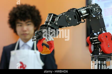 Hanovre, Allemagne. Mar 20, 2017. Un robot sur le stand de débit du tenseur met une partie de sushi sur une plaque au CeBIT à Hanovre, Allemagne, 20 mars 2017. L'expo, qui commence le 20 mars 2017, présentera des exemples concrets d'usages pour les nouvelles technologies à son auditoire. spécialiste Plus de 3000 exposants venus de plus de 70 pays sont attendus à l'expo, ainsi que 200 000 visiteurs. Photo : Friso Gentsch/dpa/Alamy Live News Banque D'Images