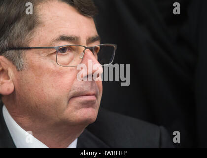 Munich, Allemagne. Mar 20, 2017. Ancien patron de la banque de l'ÉDH Georg Funke est assis à sa place sur le banc du défendeur dans la cour régionale je à Munich. Le procureur de l'état accuse Funke d'avoir falsifié les résultats financiers d'Hypo Real Estate Bank pendant le krach financier de 2008-2009. Photo : Peter Kneffel/dpa/Alamy Live News Banque D'Images