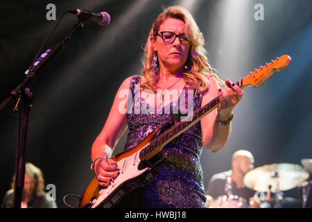 Milan, Italie. Mar 19, 2017. Le groupe de blues rock TEDESCHI TRUCKS BAND effectue sur scène à Alcatraz pendant les 'laisse-moi m'en tournée européenne 2017' Credit : Rodolfo Sassano/Alamy Live News Banque D'Images