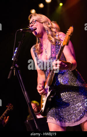 Milan, Italie. Mar 19, 2017. Le groupe de blues rock TEDESCHI TRUCKS BAND effectue sur scène à Alcatraz pendant les 'laisse-moi m'en tournée européenne 2017' Credit : Rodolfo Sassano/Alamy Live News Banque D'Images