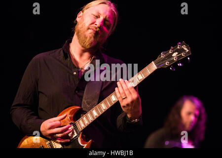 Milan, Italie. Mar 19, 2017. Le groupe de blues rock TEDESCHI TRUCKS BAND effectue sur scène à Alcatraz pendant les 'laisse-moi m'en tournée européenne 2017' Credit : Rodolfo Sassano/Alamy Live News Banque D'Images