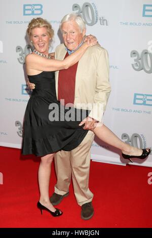 Alley Mills, Orson Bean pour des arrivées du CBS LE BOLD ET LE BEAU Parti 30e anniversaire, la cafétéria de Clifton, Los Angeles, CA, 18 mars 2017. Photo par : Priscilla Grant/Everett Collection Banque D'Images