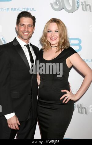 Los Angeles, CA, USA. 18 Mar, 2017. Scott Bailey, Adrienne Frantz aux arrivées de la SCS LE BOLD ET LE BEAU Parti 30e anniversaire, la cafétéria de Clifton, Los Angeles, CA, 18 mars 2017. Credit : Priscilla Grant/Everett Collection/Alamy Live News Banque D'Images