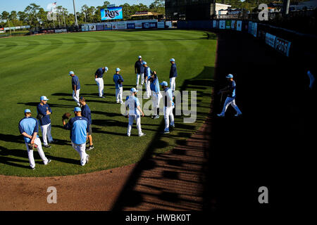 Port Charlotte, en Floride, aux États-Unis. Mar 20, 2017. Vous VRAGOVIC | fois.Rays de Tampa Bay les joueurs prennent le terrain pour matin exagérée à Charlotte Sports Park à Port Charlotte, en Floride, le vendredi 17 mars, 2017. Credit : Vragovic/Tampa Bay Times/ZUMA/Alamy Fil Live News Banque D'Images