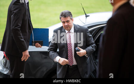 Berlin, Allemagne. Mar 20, 2017. Ministre des affaires étrangères, Sigmar Gabriel (SPD) arrive pour une réunion avec les entrepreneurs turcs à Villa Borsig à Berlin, Allemagne, 20 mars 2017. Selon le ministère des Affaires étrangères, la réunion est dit être un échange ouvert sur la situation pour les entrepreneurs en Allemagne au sujet de la situation actuelle des relations germano-turc. Photo : Bernd von Jutrczenka/dpa/Alamy Live News Banque D'Images