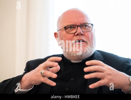 Munich, Allemagne. Mar 20, 2017. Kardinal Reinhard Marx, arch évêque de Munich et Freising, prend la parole lors d'une conférence de presse au Palais Holnstein à Munich, Allemagne, 20 mars 2017. Au cours de la conférence de presse, Kardinal Marx a présenté des projets pilotes pour l'orientation de la Catohlic paroisses par temps plein ou volontaires laïcs. Photo : Matthias Balk/dpa/Alamy Live News Banque D'Images