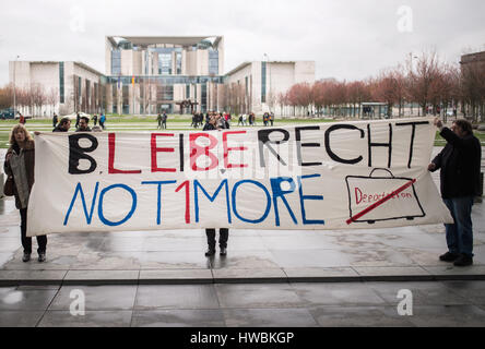 Berlin, Allemagne. Mar 20, 2017. Les membres de la 'Fluechtlingsrat Berlin' (lit. Conseil des réfugiés 'Berlin') tenir le haut d'une bannière à lire 'Pas Bleiberecht1Plus') en face de la chancellerie à Berlin, Allemagne, 20 mars 2017. Photo : Sophia Kembowski/dpa/Alamy Live News Banque D'Images