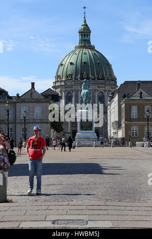 Palais Royal d'Amalienborg ou cour avec dôme de l'église de marbre (Frederik) à l'arrière-plan. Copenhague, Danemark Banque D'Images