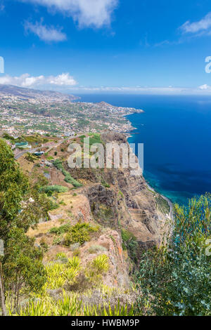 La terrasse panoramique (avec un sol en verre) en haut de la falaise de Cabo Girão, Câmara de Lobos, Madère, Portugal. Banque D'Images