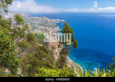 La terrasse panoramique (avec un sol en verre) en haut de la falaise de Cabo Girão, Câmara de Lobos, Madère, Portugal. Banque D'Images