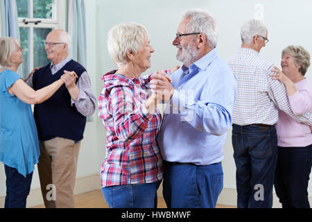 Groupe de personnes âgées bénéficiant d'ensemble Club de danse Banque D'Images