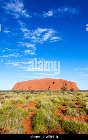 Ayers Rock ou Uluru, le Parc National d'Uluru-Kata Tjuta, Territoire du Nord, Australie Banque D'Images