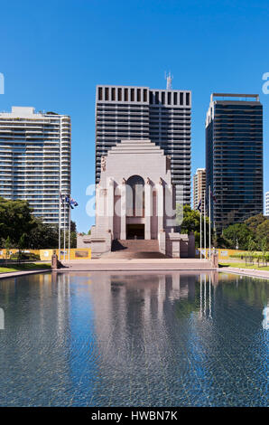 Mémorial de la guerre de style art déco avec réflexion extérieure dans Hyde Park et les bâtiments environnants, Sydney, Australie Banque D'Images