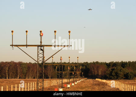 En regardant les phares d'atterrissage à RAF Lakenheath et vers la forêt de Thetford comme une paire de bases de l'approche du F-15E sur la piste 24. Banque D'Images