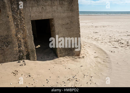 Entrée d'une ancienne casemate en béton sur la plage de sable de St Francis Bay Bay, North Yorkshire, Angleterre. Banque D'Images