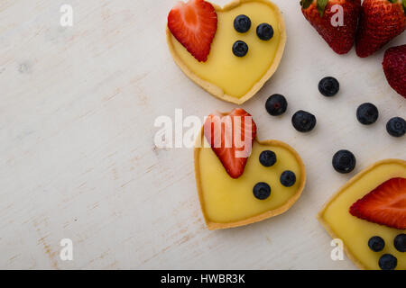 Forme de coeur vanille fraise tarte aux bleuets et sur le tableau blanc Banque D'Images