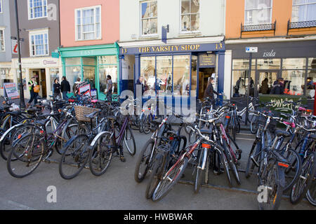 Les vélos garés devant le varsity shop à Oxford Banque D'Images