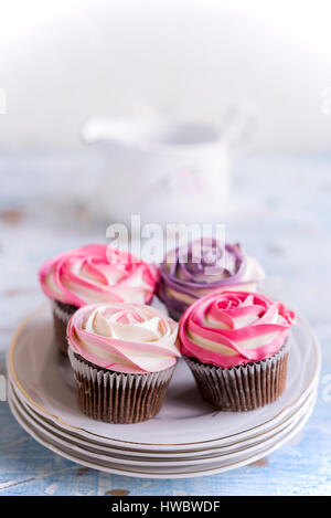 Cupcakes roses dans les pletes, selective focus Banque D'Images
