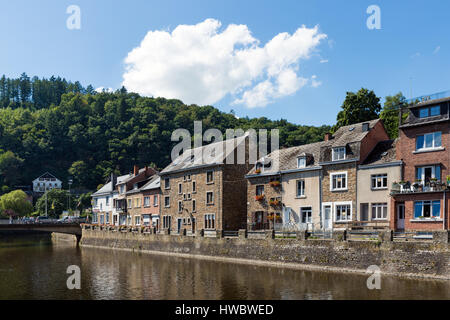 LA ROCHE-EN-ARDENNE, BELGIQUE - le 14 août 2016 : rivière Ourthe dans le centre historique de La Roche-en-Ardenne en Ardennes Belges Banque D'Images