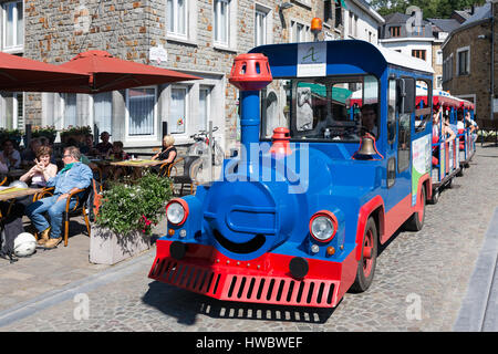 LA ROCHE-EN-ARDENNE, BELGIQUE - le 14 août 2016 : les gens dans le train touristique dans le centre historique de La Roche-en-Ardenne en Ardennes Belges Banque D'Images