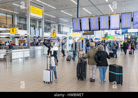 AMSTERDAM, Pays-Bas - 16 MAI 2016 : Les voyageurs et forme femme avec foulard à l'aéroport de Schiphol près d'Amsterdam aux Pays-Bas Banque D'Images