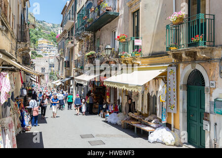 TAORMINA, ITALIE - 17 MAI 2016 : les touristes dans la rue commerçante Via Teatro Creco près du théâtre grec de Taormina à l'île de la Sicile Banque D'Images