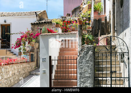 Cour intérieure avec des escaliers et des plantes à Taormina à île sicilienne, Italie Banque D'Images