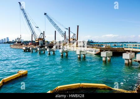 Miami Beach Florida,Biscayne Bay,eau,quai,jetée,pilages en béton,fondation,chantier,barge,grue,eau,FL170205040 Banque D'Images