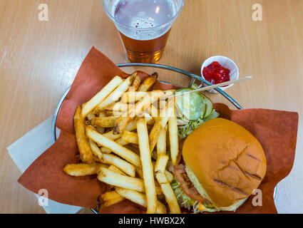 Burger, frites et de la bière Banque D'Images