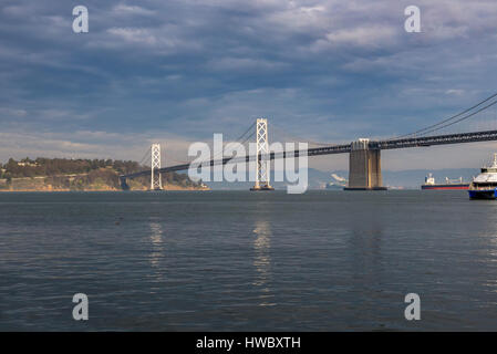 Bay Bridge à San Francisco, Californie, prises en hiver avec un ciel d'orage. Banque D'Images