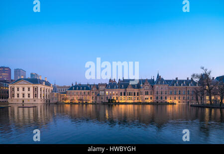 Les bâtiments du Parlement néerlandais de la Haye et le musée Mauritshuis. Banque D'Images