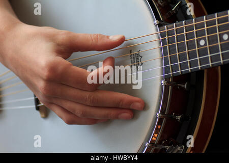 Main de joueur de banjo banjo sur cordes picking Banque D'Images