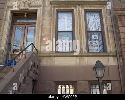 Anti-Trump signe dans la fenêtre de brownstone dans Park Slope à Brooklyn, New York, 2017. Banque D'Images