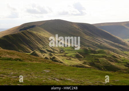 Au nord-ouest de Mam Tor à Edale Vale et "vent" de flanc Rushup Edge, High Peak District vu de Mam Tor Derbyshire UK Banque D'Images