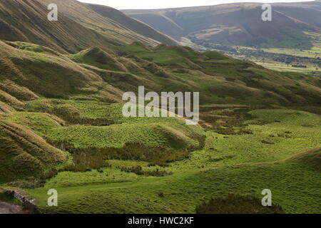 Au nord-ouest de Mam Tor à Edale Vale et "vent" de flanc Rushup Edge, High Peak District vu de Mam Tor Derbyshire UK Banque D'Images