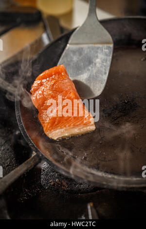 Fresh tranche de saumon dans la poêle Banque D'Images