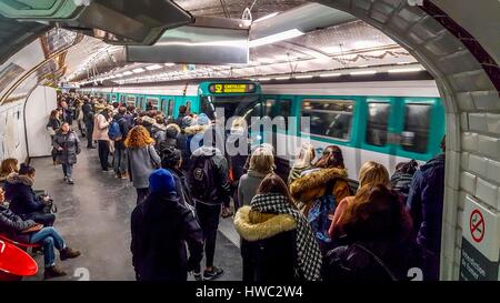 Plate-forme sur Paris métro avec les passagers en attente. Paris. France Banque D'Images