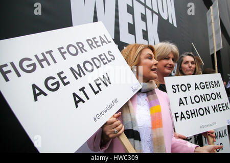 Ancien modèle Sun Page 3 Jilly Johnson rejoint Jane Felstead comme tous les modèles de plus de 45 ans de protestation contre la discrimination fondée sur l'âge, appelant à une plus large utilisation des modèles plus anciens sur la passerelle. En vedette : Jilly Johnson Où : London, Royaume-Uni Quand : 17 Oct 201 Banque D'Images