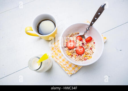 Un plat de muesli et une tasse de café et de yaourt Banque D'Images