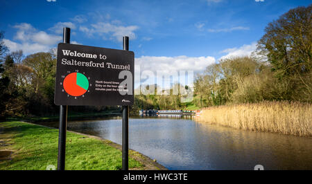 Signe pour le Tunnel Saltersford fois le long du canal Trent et Mersey, Barnton, Cheshire. Banque D'Images