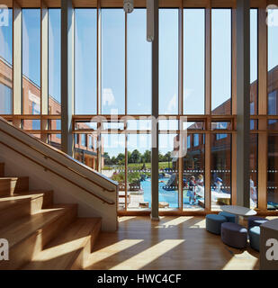 Espace du cœur avec vue sur cour intérieure et escalier vers l'aire de jeu. St Swithun's School, Winchester, Royaume-Uni. Architecte : Walters et Cohen Ltd, 201 Banque D'Images