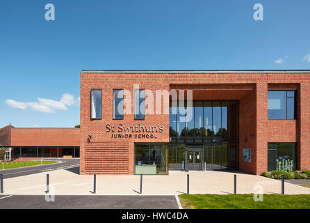 Façade de l'entrée de l'école junior. St Swithun's School, Winchester, Royaume-Uni. Architecte : Walters et Cohen Ltd, 2017. Banque D'Images