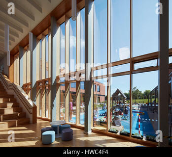 Espace du cœur avec vue sur cour intérieure et escalier vers l'aire de jeu. St Swithun's School, Winchester, Royaume-Uni. Architecte : Walters et Cohen Ltd, 201 Banque D'Images