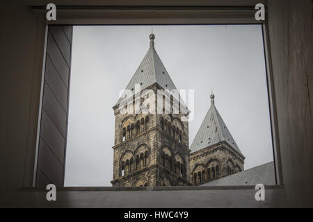 Les tours de la cathédrale de Lund vu à travers une fenêtre dans la Cathédrale Forum, Lund, Suède, Mars 14, 2017 Banque D'Images