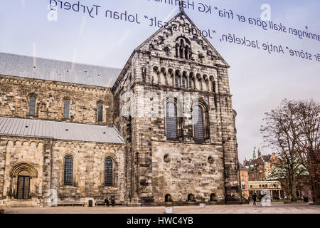 La cathédrale de Lund vu à travers une fenêtre dans la Cathédrale, le Forum sur la vitrine est la devise de l'Évêque Laurent Tyrberg, Lund, Suède, Mars 14, 2017 Banque D'Images