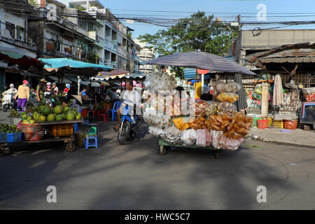 Ho Chi Minh ville, Viet Nam, de l'alimentation de rue vietnamiens à Cho Lon, le marché vendeur de rue vendre du papier de riz en chariots, des collations populaires au Vietnam alimentaire Banque D'Images