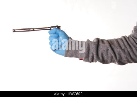 Stock Photo - main tenant une clé à cliquet avec prise isolé sur blanc, bleu gant de nitrile Banque D'Images