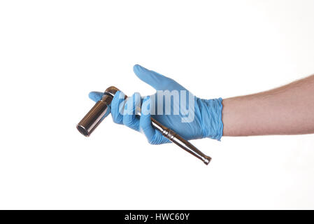 Stock Photo - main tenant une clé à cliquet avec prise isolé sur blanc, bleu gant de nitrile Banque D'Images