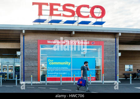 Supermarché Tesco en direction de Kirkwall, Orkney sur le continent. Banque D'Images